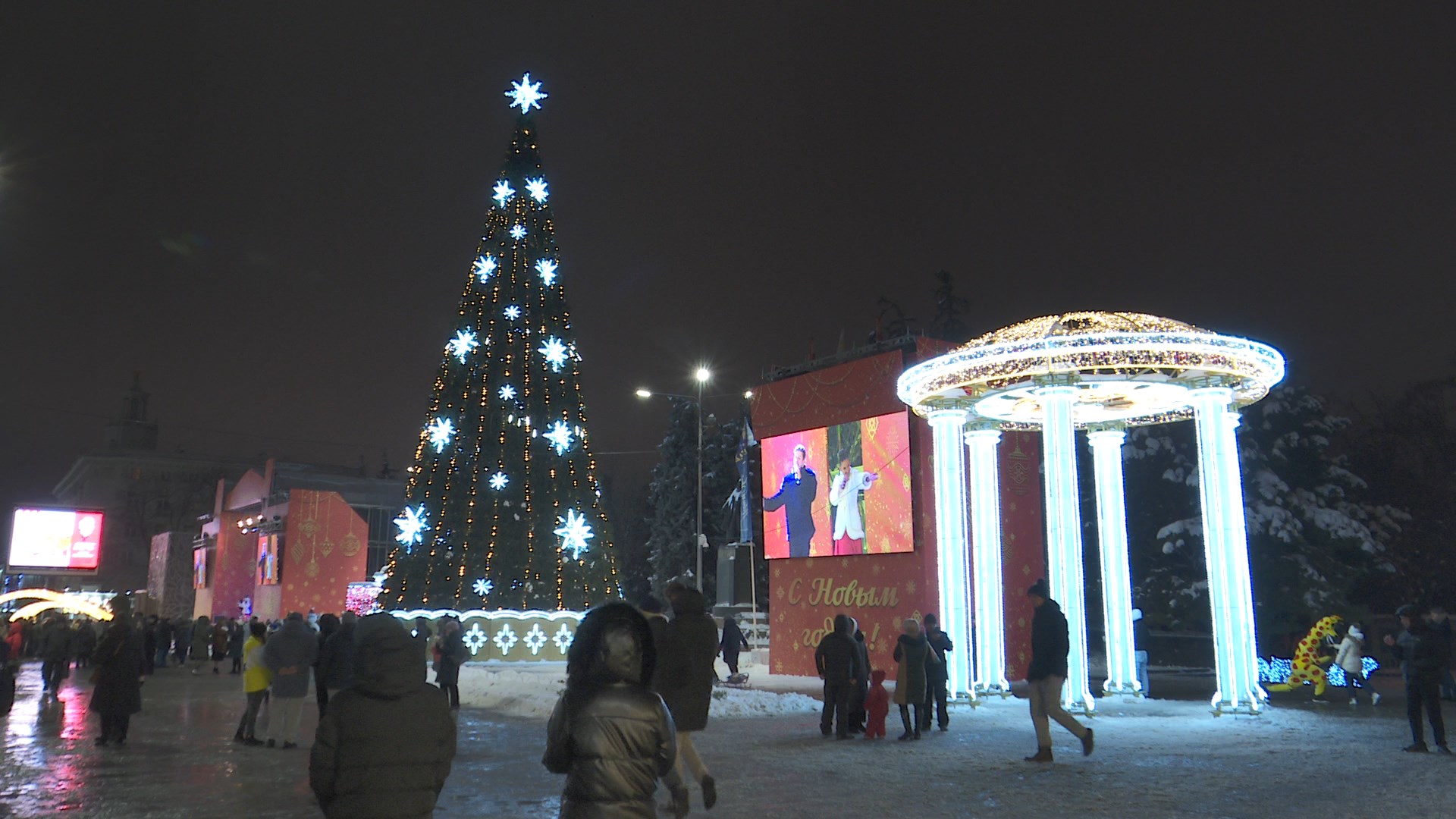 Главная городская ёлка в Ростове открыта
