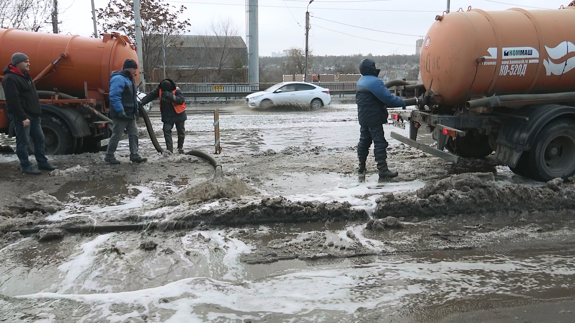 Текучий Текучёвский мост: из-за коммунальной аварии машинам пришлось плыть по дороге