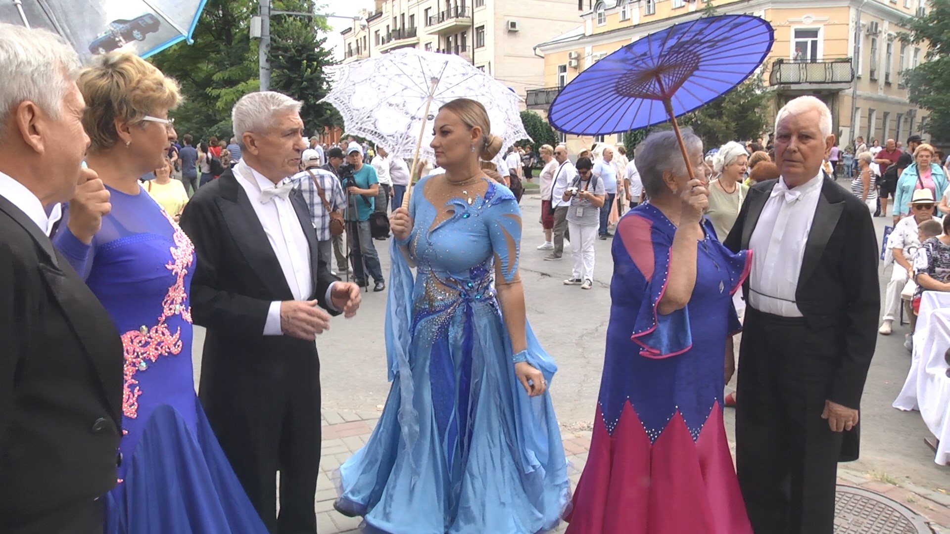 «Зонтичным утром» отметили в Таганроге день рождения Фаины Раневской