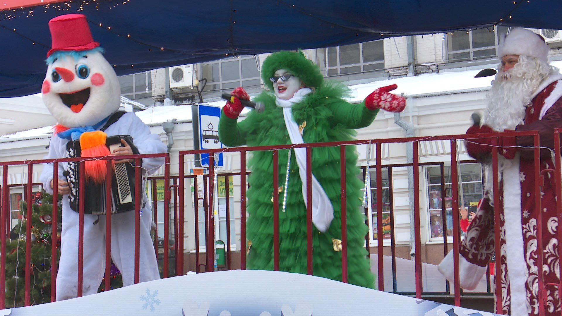 Новогодний трамвай с Дедом Морозом и Снегурочкой курсирует по улицам Ростова