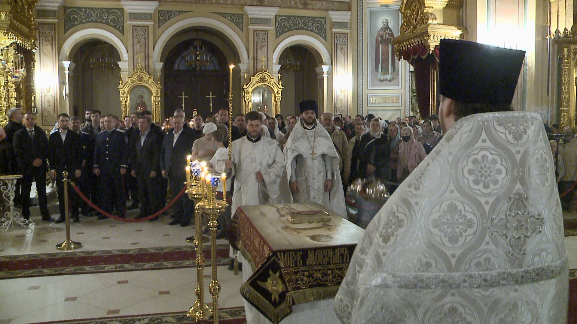 В Ростовском Кафедральном соборе на пасхальное богослужение собрались сотни верующих