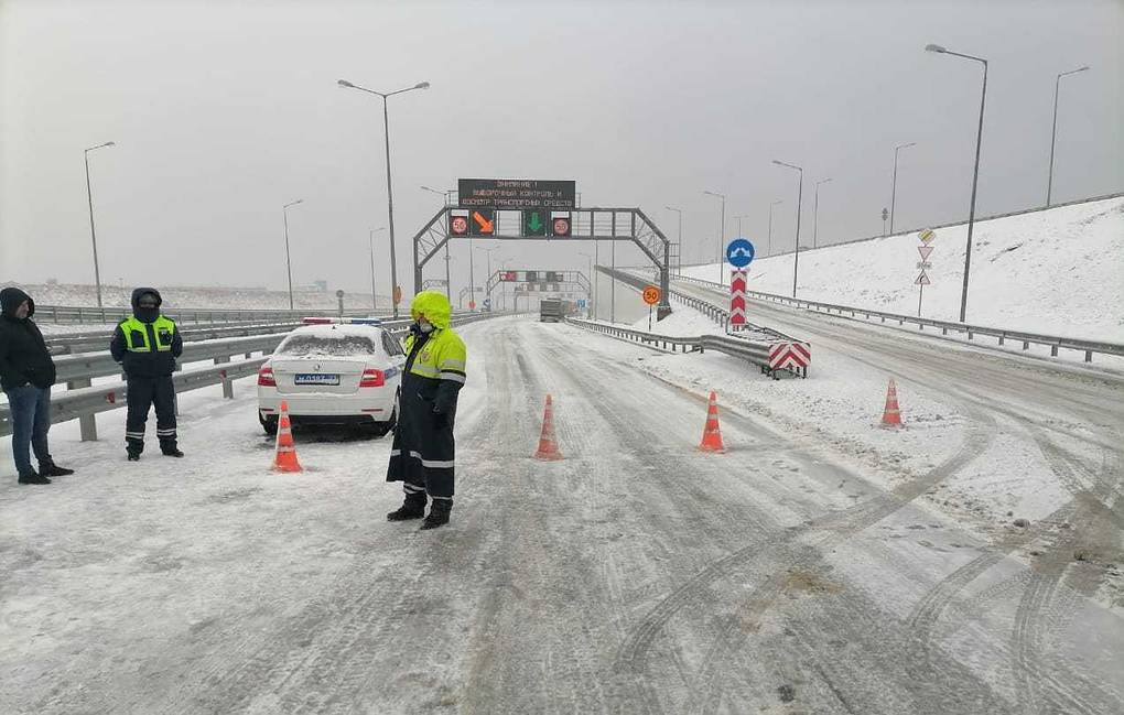 Крымский мост временно закрыли из-за сильного снегопада и ветра