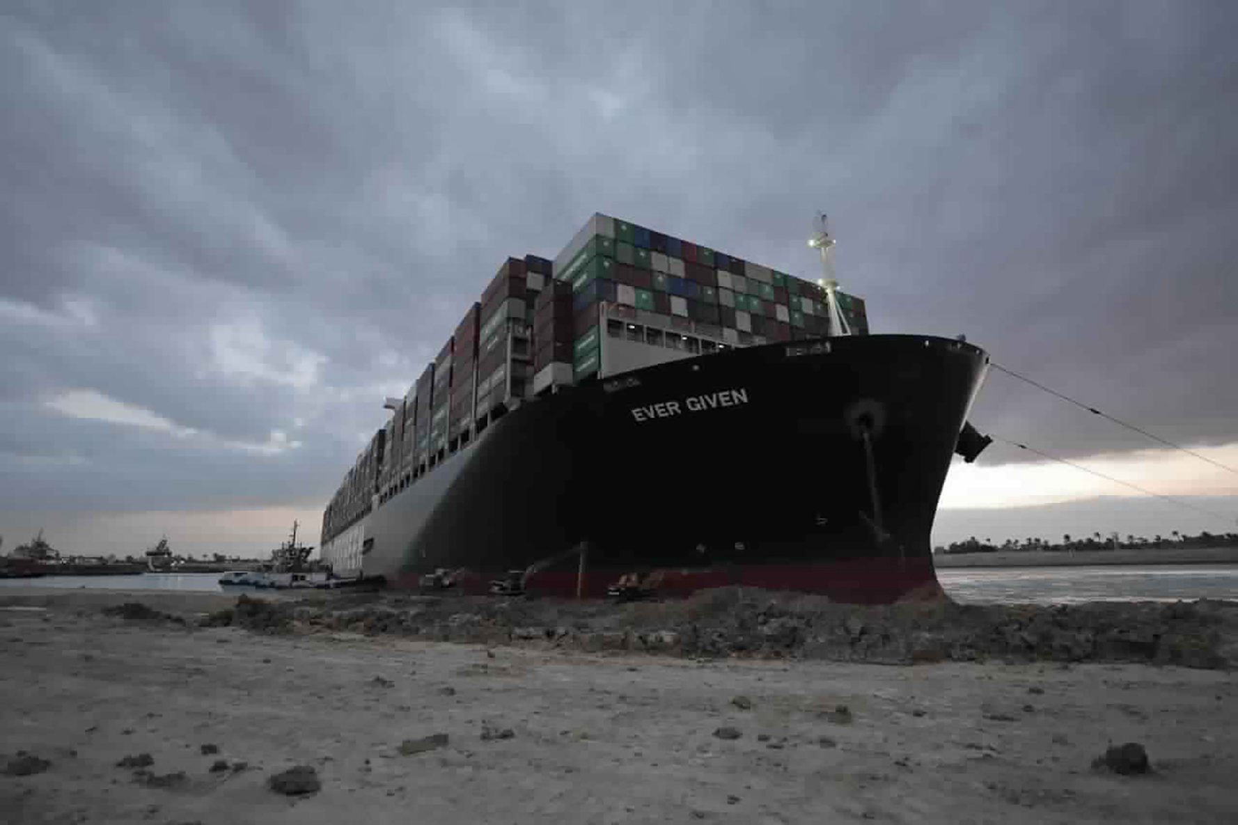 Bloomberg: контейнеровоз Ever Given сняли с мели в Суэцком канале
