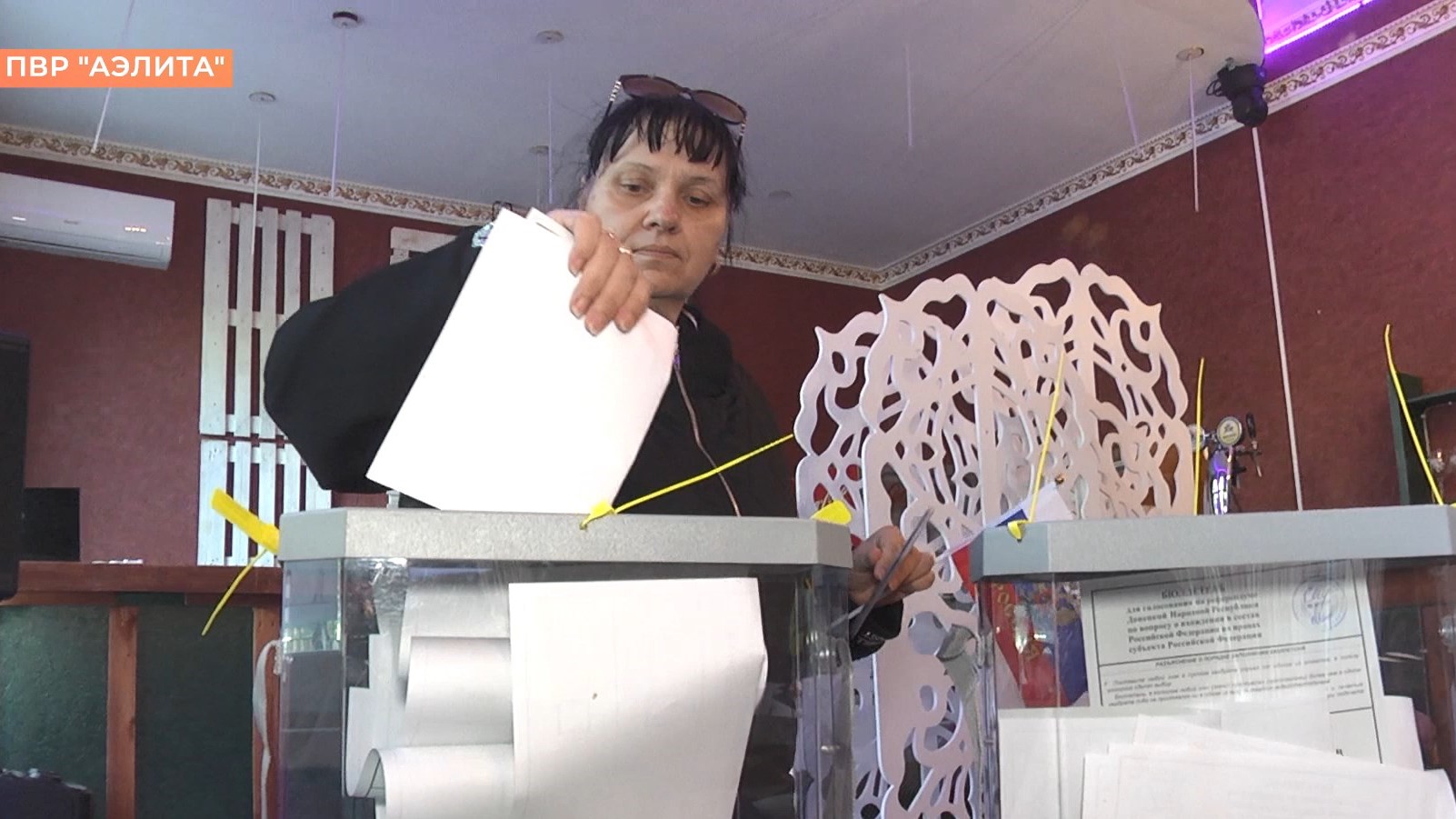 Беженцы Донбасса идут голосовать за вхождение в состав России со слезами радости на глазах