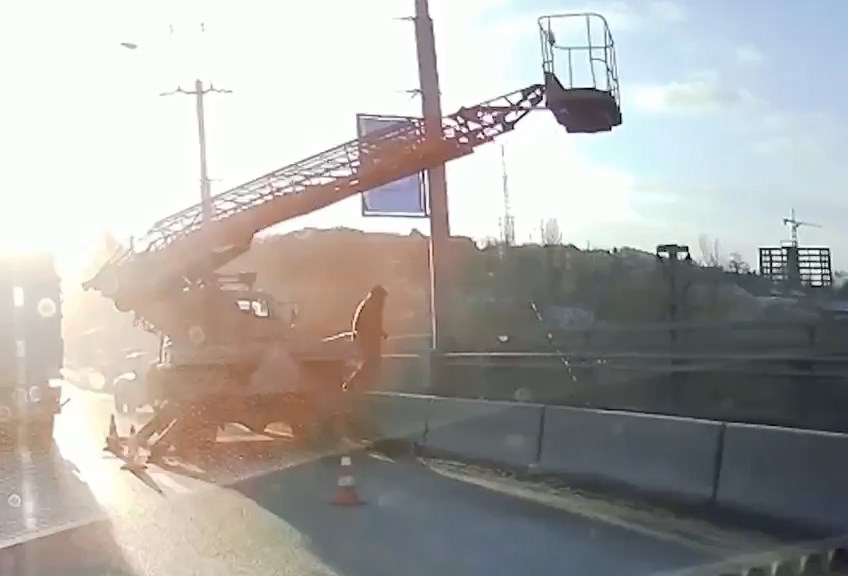 В результате столкновения зерновоза с автокраном на мосту Стачки погибли двое рабочих