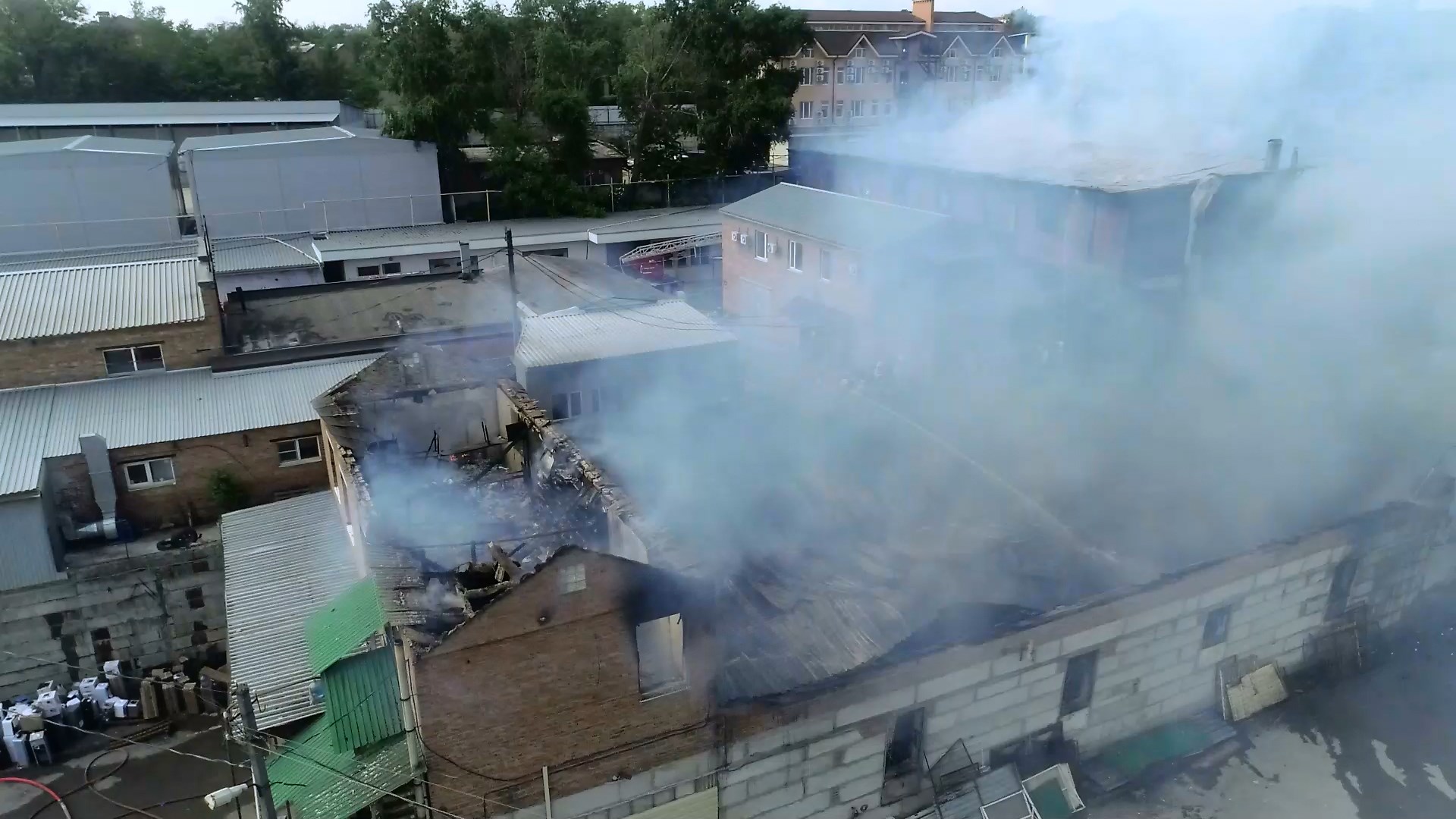 Крупный склад бутилированной воды и автосервис рядом сгорели в Ростове