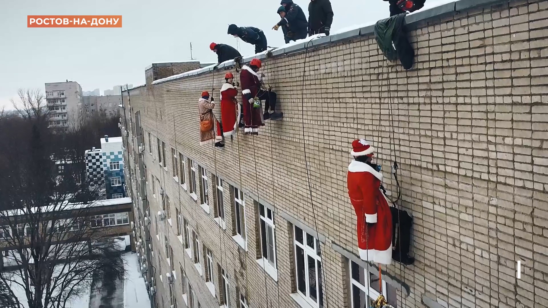 Новогодний десант Дедов Морозов поздравил деток в ОДКБ