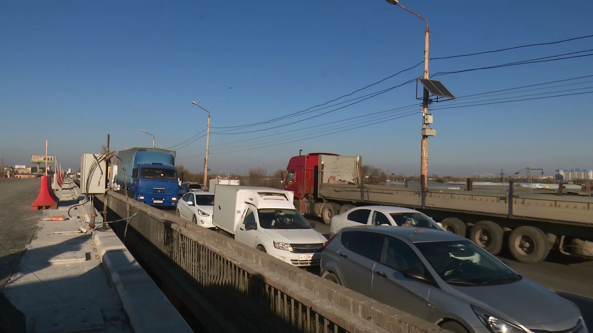 Первый слой асфальта уложили на новом путепроводе на Малиновского